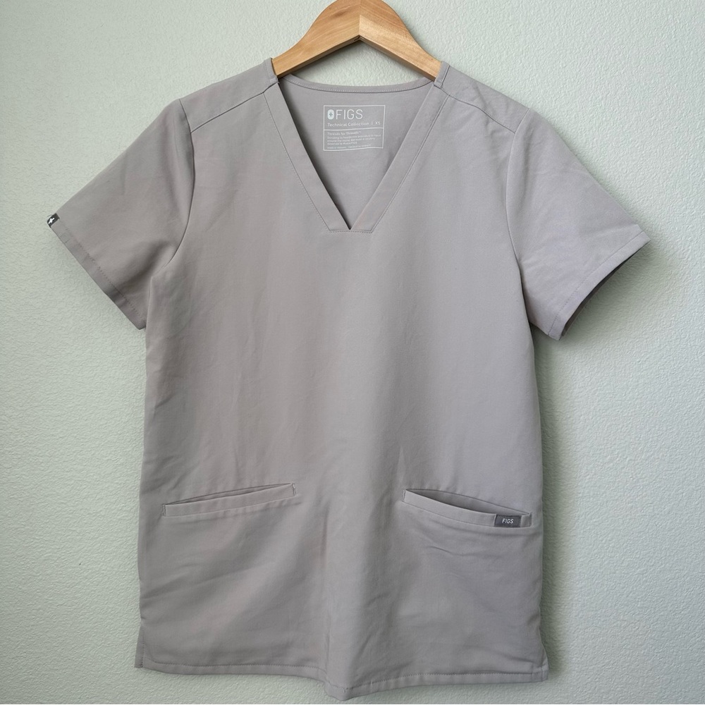 FIGS Women’s Technical Collection Casma Three-Pocket Scrub Top